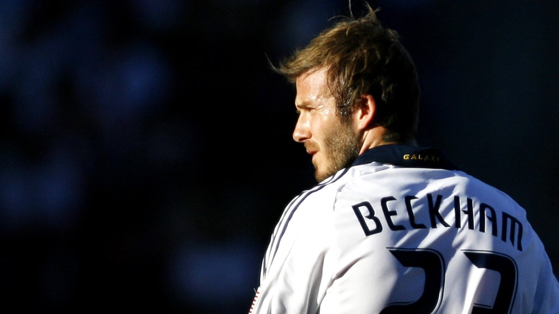 -球迷狂欢：现场气氛点燃全场，球迷狂欢节